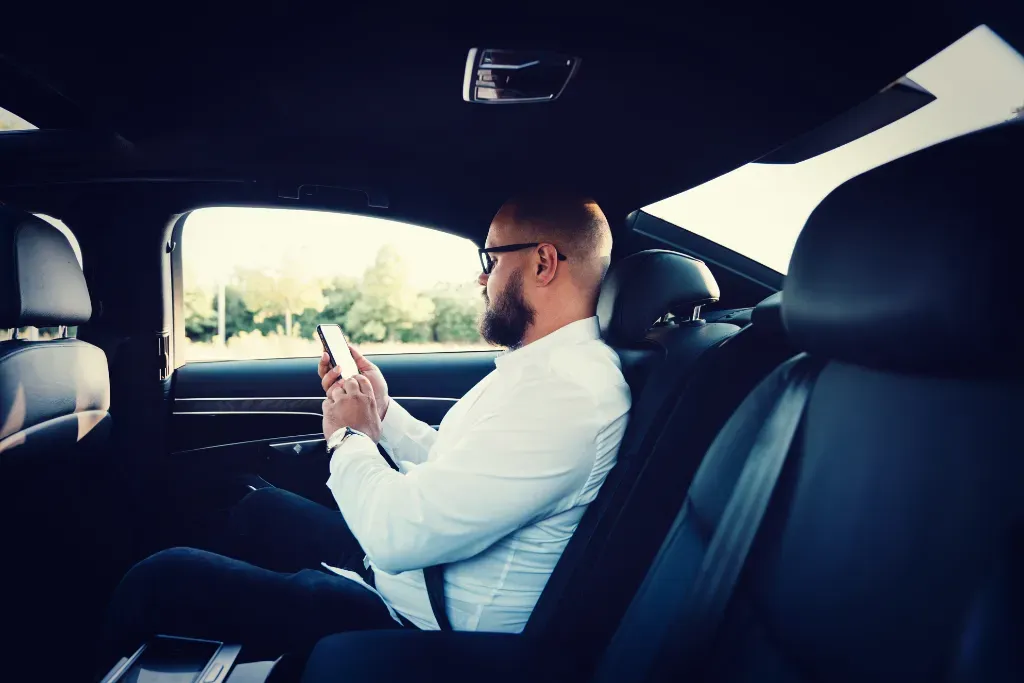 Inwestor korzystający z platformy TradingView na swoim smartfonie